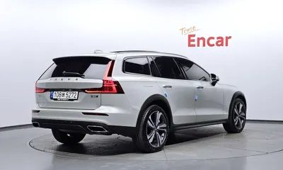 Volvo V60 2021, 24335 км, за 23841.04 USD