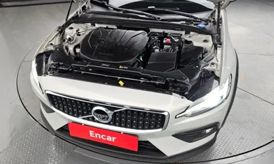Volvo V60 2021, 24335 км, за 23841.04 USD - фото 6