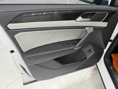 Volkswagen Tayron 2023, 22000 км, за 26692.02 USD - фото 9