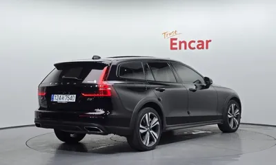 Volvo V60 2021, 76151 км, за 19177.01 USD
