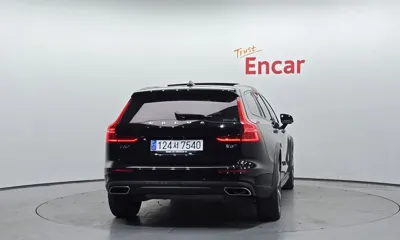 Volvo V60 2021, 76151 км, за 19177.01 USD