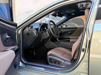 Lexus ES 2023, 33000 км, за 26413.09 USD