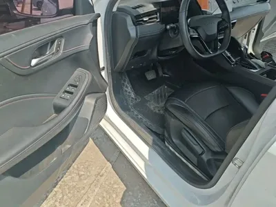 Roewe i5 2023, 9300 км, за 6209.41 USD - фото 16