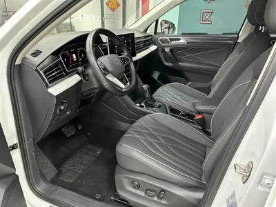 Volkswagen Tiguan L 2022, 21700 км, за 27957.08 USD - фото 11
