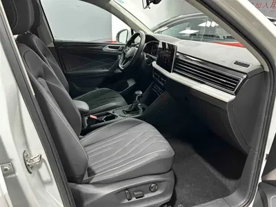 Volkswagen Tiguan L 2022, 21700 км, за 27957.08 USD - фото 13