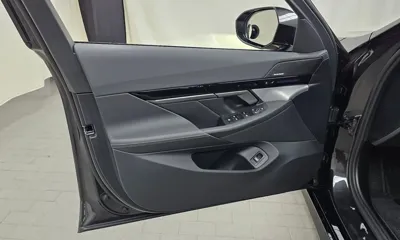 BMW 5-Series 2024, 11098 км, за 40958.5 USD - фото 24