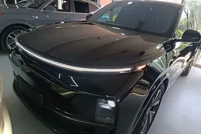 Li Auto L8 · 2023 год