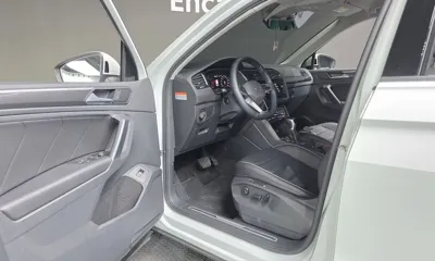 Volkswagen Tiguan 2023, 13242 км, за 35779.37 USD - фото 11
