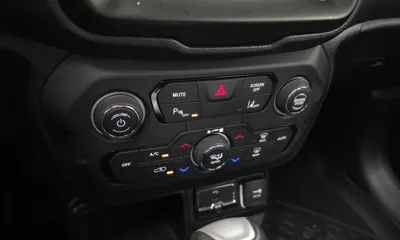 Jeep Renegade 2023, 23004 км, за 16113.39 USD - фото 20