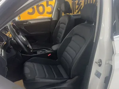 Volkswagen Tiguan L 2020, 53500 км, за 14306.96 USD - фото 10