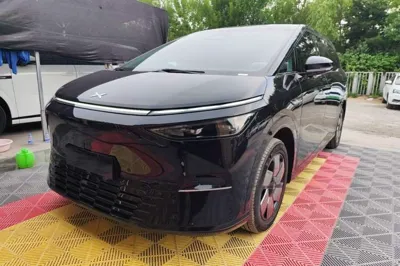 Xpeng X9 · 2024 год