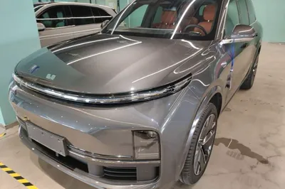 Li Auto L8 · 2025 год