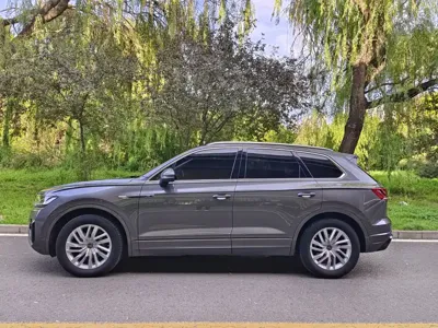 Volkswagen Touareg 2023, 31000 км, за 38882.53 USD