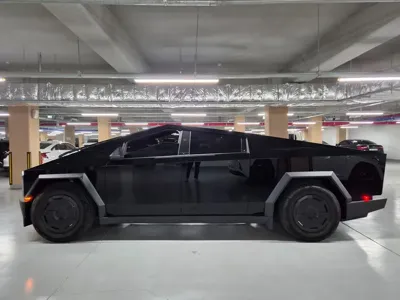 Tesla Cybertruck · 2025 год