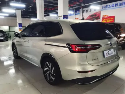 Volkswagen Viloran 2023, 77000 км, за 19099.1 USD