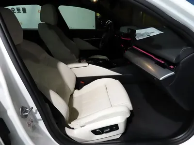 BMW 5-Series 2024, 35889 км, за 30488.19 USD - фото 8