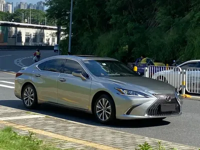 Lexus ES 2021, 70000 км, за 23182.79 USD