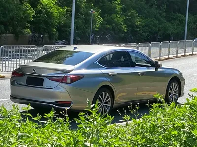 Lexus ES 2021, 70000 км, за 23182.79 USD