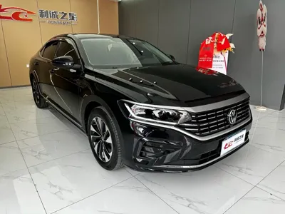 Volkswagen Passat 2023, 40000 км, за 15523.54 USD