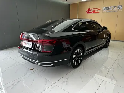 Volkswagen Passat 2023, 40000 км, за 15523.54 USD