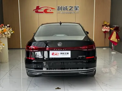 Volkswagen Passat 2023, 40000 км, за 15523.54 USD