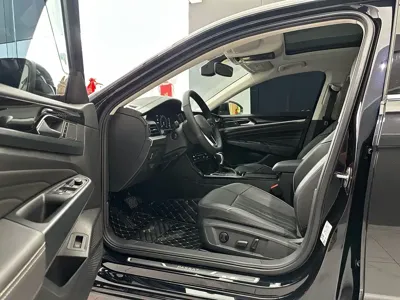 Volkswagen Passat 2023, 40000 км, за 15544.64 USD - фото 9