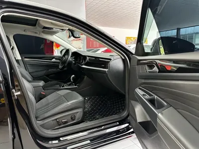 Volkswagen Passat 2023, 40000 км, за 15544.64 USD - фото 11
