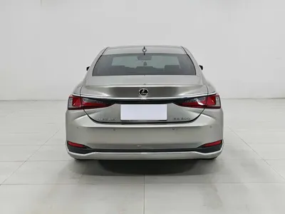 Lexus ES 2024, 30000 км, за 27121.37 USD
