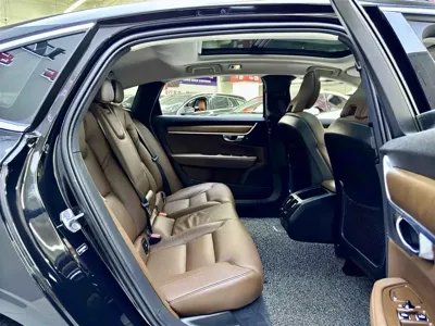 Volvo S90 2020, 131000 км, за 15759.32 USD