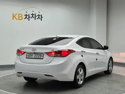Hyundai Avante 2013, 105789 км, за 3413.42 USD