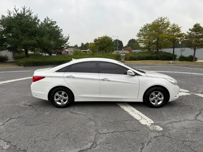 Hyundai Sonata 2014, 199000 км, за 2470.26 USD