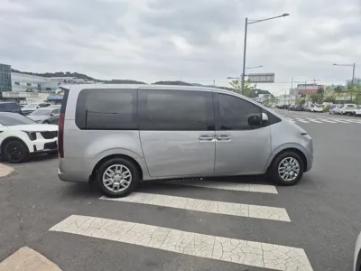 Hyundai Staria 2023, 105555 км, за 15951.16 USD - фото 7