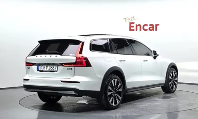 Volvo V60 2023, 25136 км, за 28558.44 USD