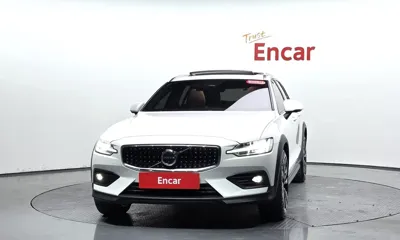 Volvo V60 2023, 25136 км, за 28558.44 USD