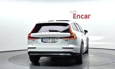 Volvo V60 2023, 25136 км, за 28558.44 USD