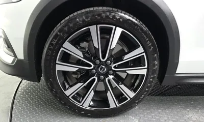 Volvo V60 2023, 25136 км, за 28558.44 USD