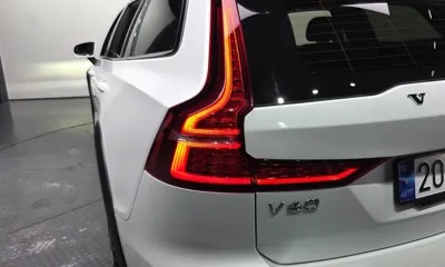 Volvo V60 2023, 25136 км, за 28558.44 USD - фото 23