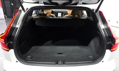 Volvo V60 2023, 25136 км, за 28558.44 USD - фото 35