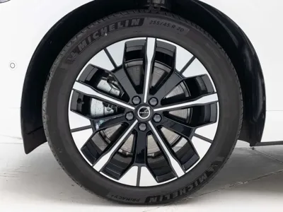 Volvo XC60 2026, 6889 км, за 48755.1 USD