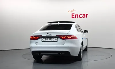 Jaguar XF 2018, 103773 км, за 6092.71 USD
