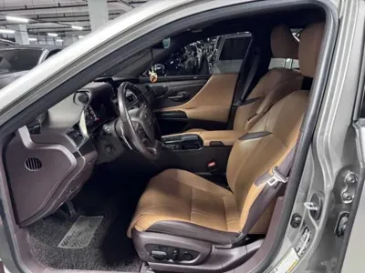 Lexus ES · 2021 год