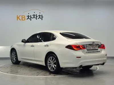 Infiniti Q70 2016, 88943 км, за 8533.54 USD