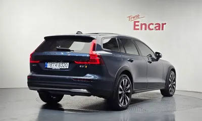 Volvo V60 2024, 26733 км, за 28876.2 USD