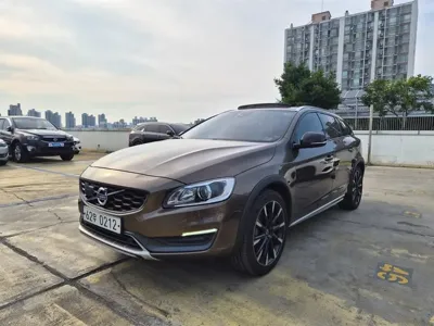 Volvo V60 2016, 123892 км, за 6498.62 USD