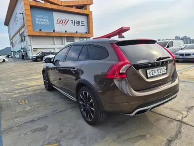Volvo V60 2016, 123892 км, за 6498.62 USD
