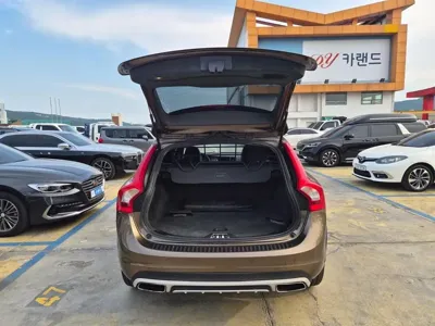Volvo V60 2016, 123892 км, за 6498.62 USD