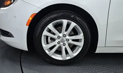 Chrysler 200 2015, 124836 км, за 2540.72 USD