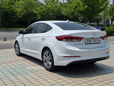 Hyundai Avante 2018, 101544 км, за 6115.02 USD