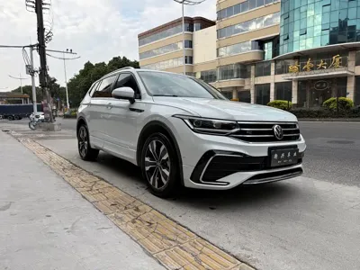 Volkswagen Tiguan L 2023, 59000 км, за 18216.24 USD