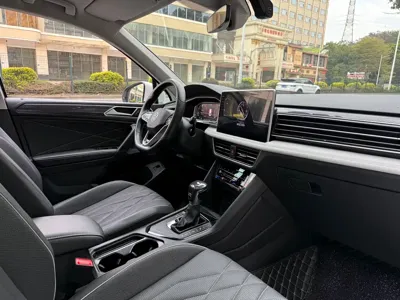 Volkswagen Tiguan L 2023, 59000 км, за 18216.24 USD - фото 6